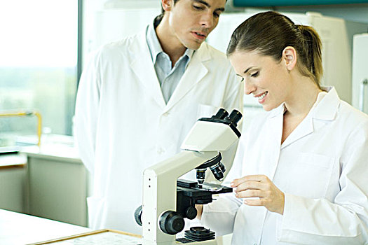 女性,实验室,工作,放置,滑动,显微镜,男性,同事,扭头