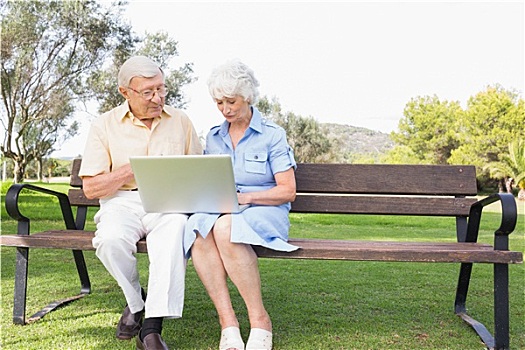 老年,夫妻,公园,笔记本电脑,坐,长椅