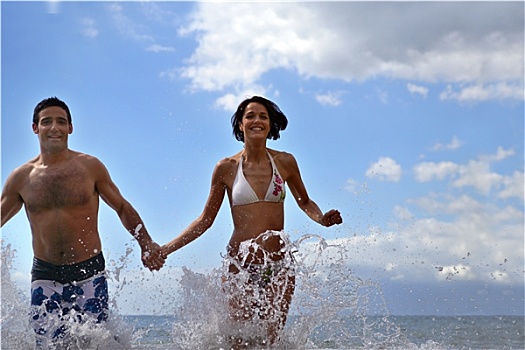 情侣,微笑,泳衣,水,流动,一起,海岸