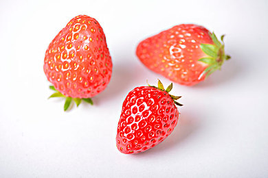 草莓植物图片
