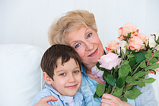 祖母,孙子,坐,一起,沙发,奶奶,拿着,花