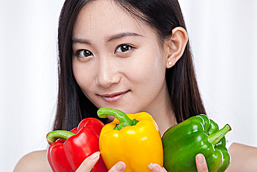 亚洲女孩与绿色蔬菜