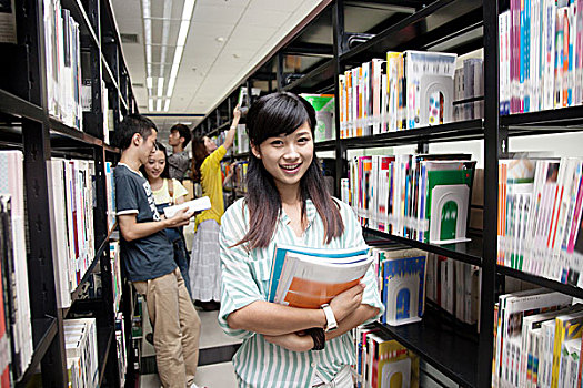 大学生在图书馆看书