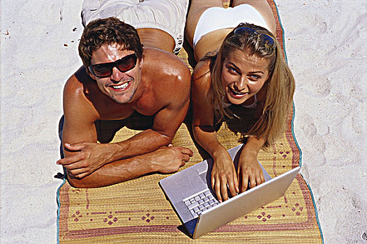 肖像,年轻,情侣,工作,笔记本电脑,海滩