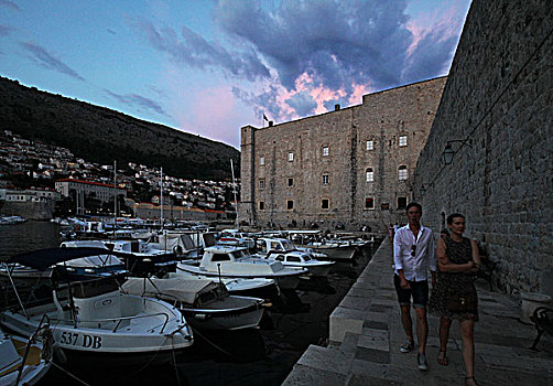 克罗地亚杜布罗夫尼克老城区,世界文化遗产,东端沿亚得里亚海的杜布罗夫尼克港,前方是圣伊万要塞,要塞的一部分现已被改造为海洋博物馆