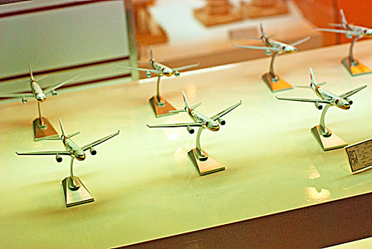 机场候机大厅展示的飞机模型
