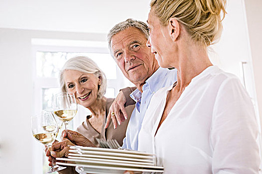 老年,夫妻,成年,女人,抬起,葡萄酒杯,相互,厨房