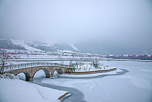 四川大邑县西岭雪山滑雪场日月坪映雪湖上的小桥