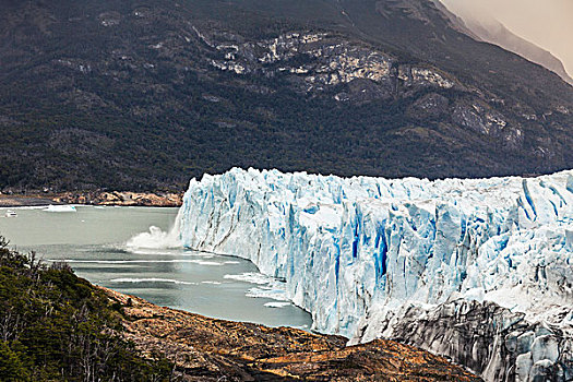侧面视角,莫雷诺冰川,阿根廷湖,洛斯格拉希亚雷斯国家公园,巴塔哥尼亚,智利