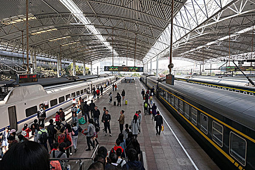 清明小长假,上海火车站确保旅客安全有序的乘车