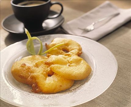 油炸苹果馅饼,糖,咖啡杯