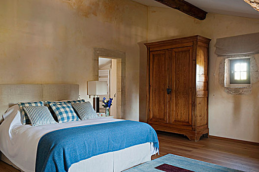 双人床,蓝色,白色,床上用品,乡村,木质,衣柜,历史,墙壁