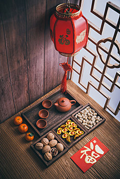 在红灯笼下的具有中国元素的木板桌上的红包年货