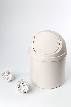 白色垃圾桶和纸团放在白色背景上