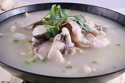 干锅酸菜炖鲈鱼