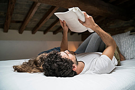 年轻,情侣,躺着,后背,床,读,书本,一起