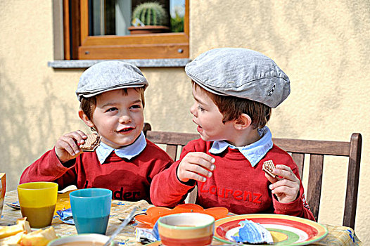 双胞胎,男孩,戴着,平顶帽,坐,吃,桌子