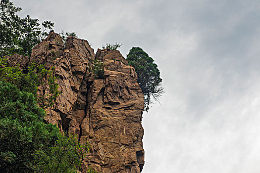 险峻的岩石峭壁