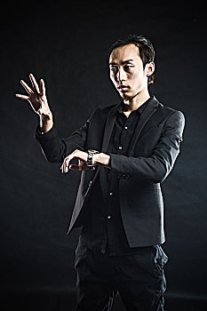 亚洲男子