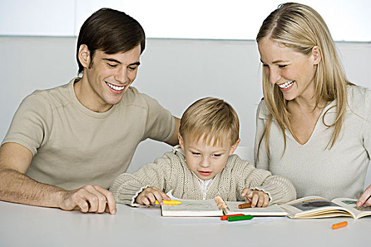 小男孩,坐,桌子,父母,上色,蜡笔画