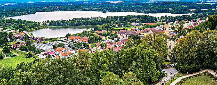 捷克,从赫卢博卡城堡俯瞰小镇