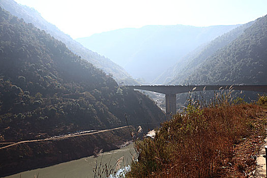 怒江峡谷上的大桥
