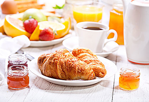 早餐桌,牛角面包,咖啡,橙汁,水果
