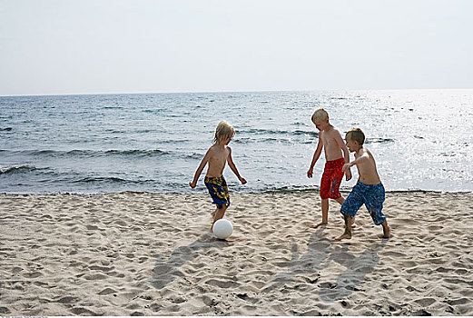男孩,玩,足球,海滩