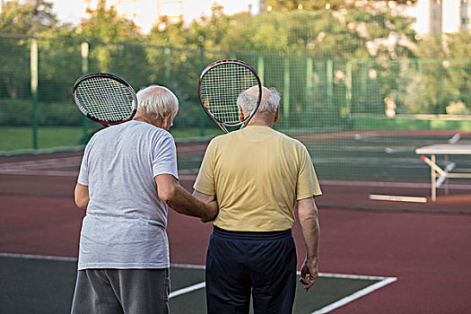 后视图,老人,朋友,网球拍,走,运动场