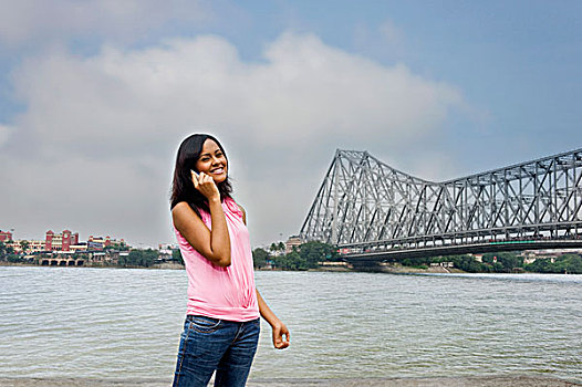 女人,交谈,手机,桥,背景,河,加尔各答,西孟加拉,印度