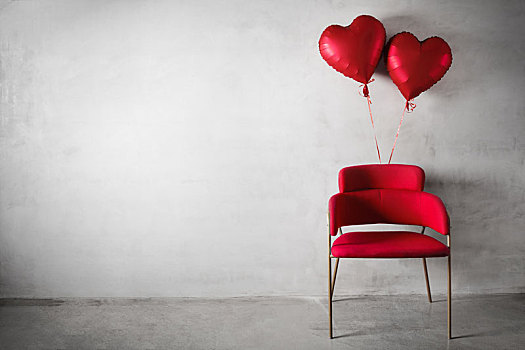 红色椅子和气球
