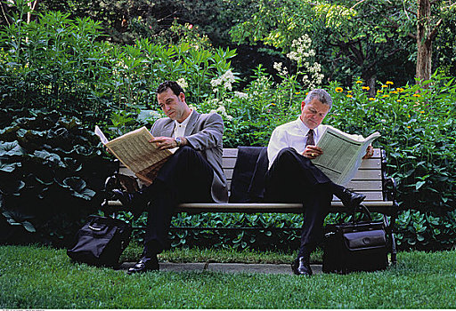 商务人士,坐,公园长椅,读,报纸