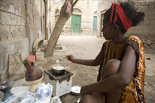 女青年,20-25岁,准备,粥,小,木碳,炉子,红海,马萨瓦,埃塞俄比亚,厄立特里亚,非洲