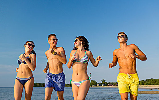 友谊,海洋,暑假,休假,人,概念,群体,微笑,朋友,戴着,泳衣,墨镜,跑,海滩