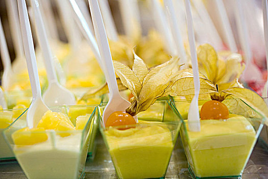 甜点,玻璃,水果,勺子,静物,食物,奶油,装饰,酸浆属植物,菠萝,黄色,果味,甜食,营养,美味