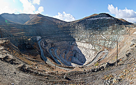新疆阿勒泰富蕴县可可托海3号矿坑