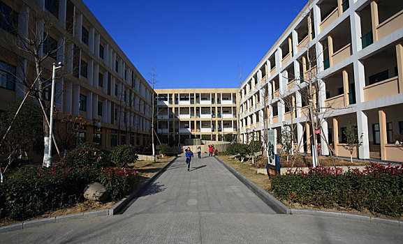 小学,校园,建筑,教学楼,教育,楼房,设施,学校,外景,户外,天空