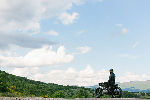 男青年,摩托车手,旧式,摩托车,向外看,上方,风景,佛罗伦萨,托斯卡纳,意大利