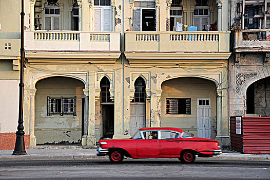 红色,老爷车,马雷贡,休闲场所,大道,市中心,哈瓦那,古巴,大安的列斯群岛,加勒比海,中美洲,北美