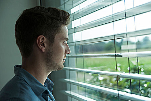 男青年,向窗外看,百叶窗,德国