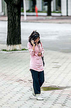 朝鲜国民用手机打电话每八人一部手机7毛钱可通话200分钟