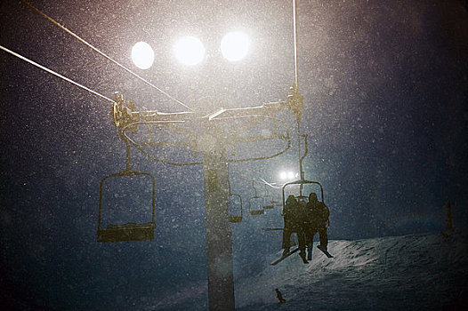 滑雪者,乘,缆车,胜地,暴风雪,夜晚,滑雪,阿拉斯加