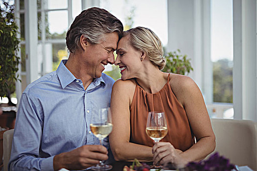 情侣,互动,葡萄酒,餐馆,微笑