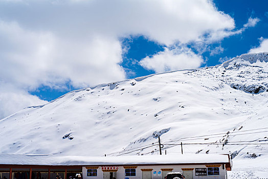西藏色季拉雪山