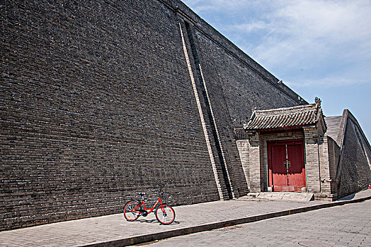 陕西省西安古城墙与共享单车