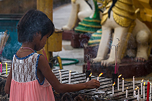缅甸,仰光,女孩,祭祀,蜡烛,圣坛,大金塔