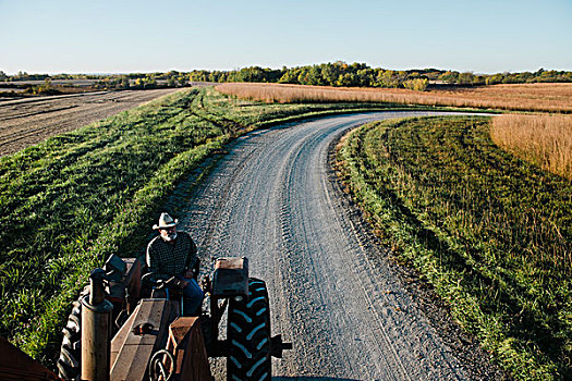 俯拍,老头,农民,驾驶,拖拉机,乡村道路,密苏里,美国