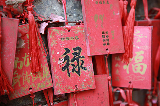 广西省贺州市,江水之上的寺庙香火鼎盛