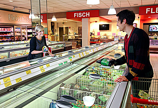 顾客,站立,正面,冷藏柜,冷冻食品,食物,超市,德国,欧洲