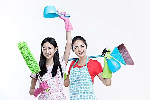 两个打扫卫生的亚洲女孩
